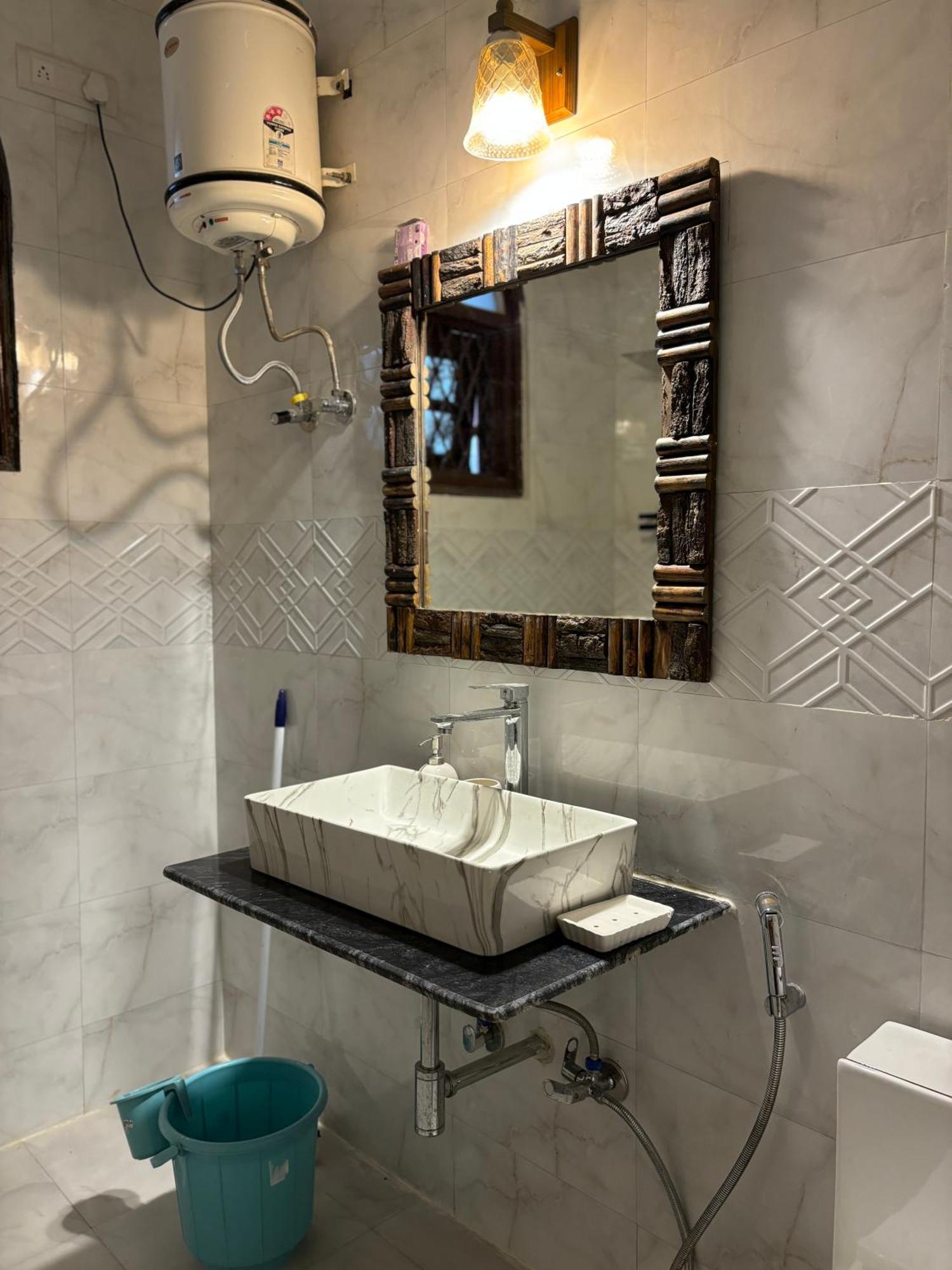 Atharva'S Homestay By Goaround Homes - Nehru Enclave Metro, South Delhi Нью-Делі Екстер'єр фото