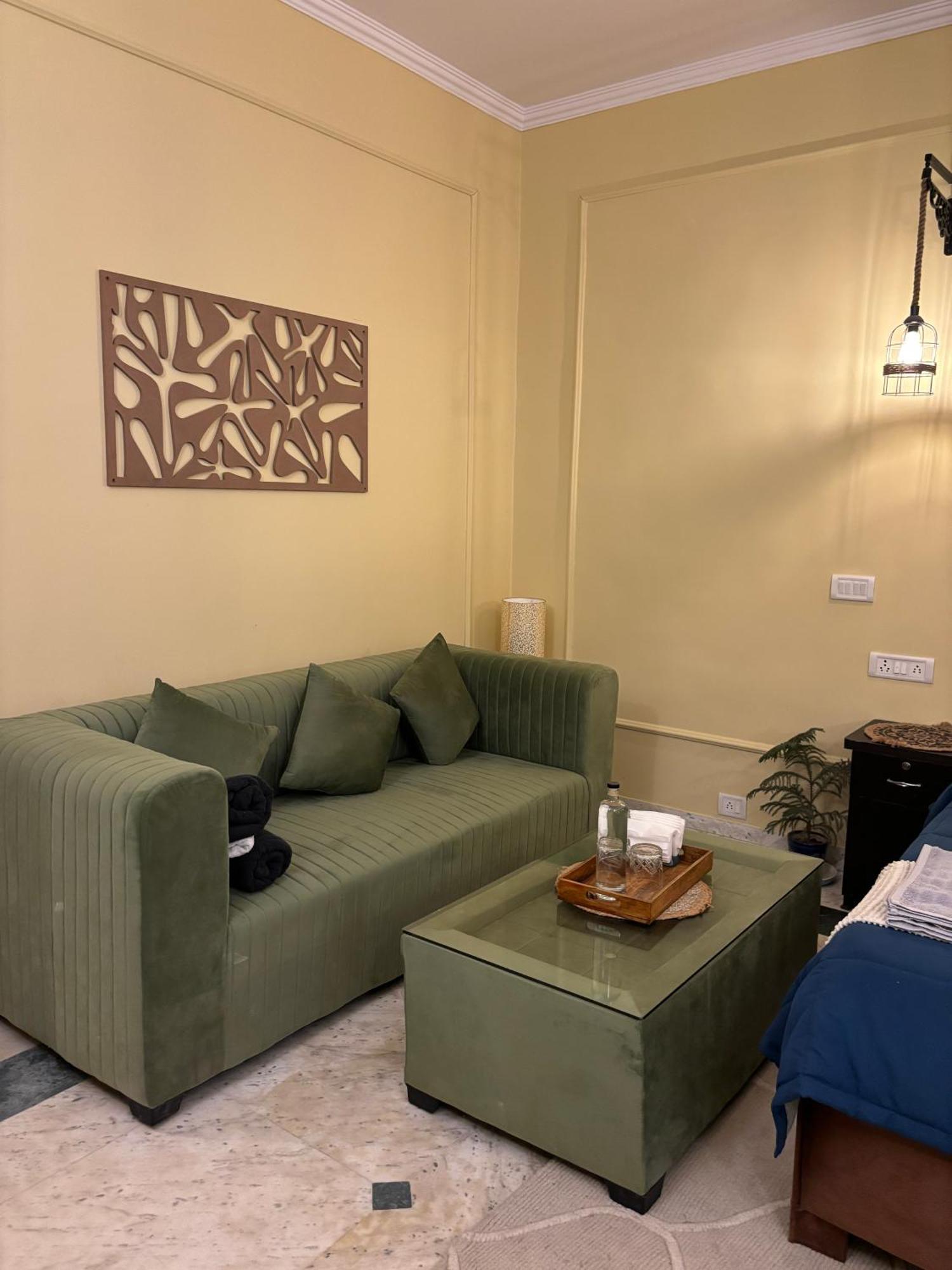 Atharva'S Homestay By Goaround Homes - Nehru Enclave Metro, South Delhi Нью-Делі Екстер'єр фото